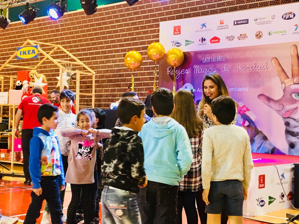 Ahora querremos agradecer de todo 💚a <a href="/NazaretNavarro/">Nazaret Navarro</a> su colaboración  presentando la I gala de #ReyesMagosDeVerdad