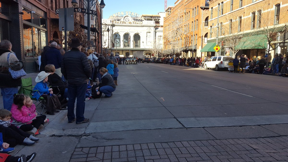 byShannonM's tweet photo. I'm at the the #Stockshowparade It starts in 40 min and people are already lined up and ready to go https://t.co/wUpYOKUx7B