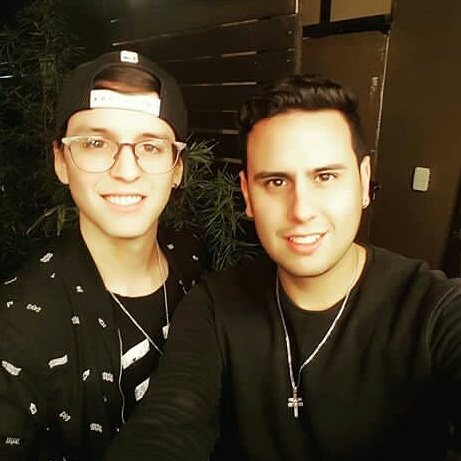 chrisnaticaspr's tweet photo. Los hermanos Veléz Muñoz💝"Por que siempre un hermano va a estar ahí para ti".
@christophervele 
@jonathanvelezmu 
@CNCOmusic https://t.co/UwkY2GAEbQ