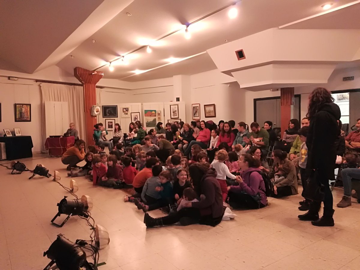 ManzanaresReal's tweet photo. Y completamos otro lleno en la Casa de la Cultura para ver "Mi primera Navidad", un espectáculo de teatro para los más pequeños.
#manzanaresmegusta 👍🏻
@Proyecto_Manza https://t.co/BshhPLrZIv
