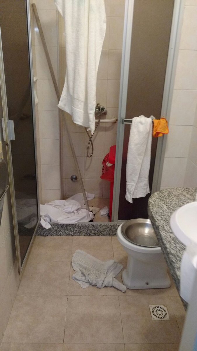 maruvirginiana's tweet photo. @quejasya la mala atención del Casmu Tengo todos lo datos. Desde comida en mal estado falta de higiene hoy mismo desde el día 17/12 mi padre ha sido víctima de esta gente!! Malos tratos, camilleros que insultan a la gente, te dan el alta en pleno ACV no dan diagnóstico difundan https://t.co/KlE6mADqgZ