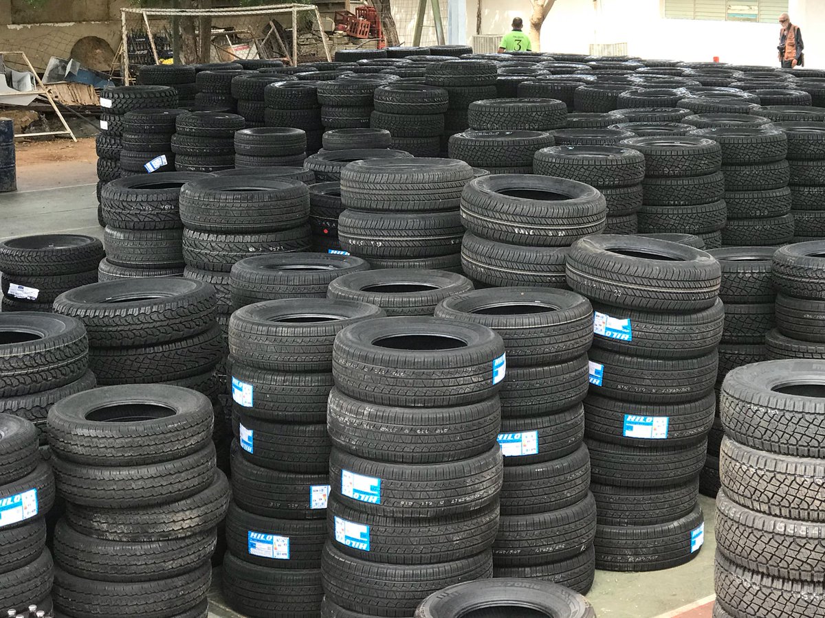 Omar_PrietoPSUV's tweet photo. Continuamos nuestra guerra sin cuartel contra las mafias que juegan con el bolsillo de los zulianos. En minutos, ofreceremos detalles de otro golpe que le dimos a los bachaqueros. Incautamos dos mil cauchos, alimentos y material estratégico en dos procedimientos. Pendientes! https://t.co/nXd8b8CuAO