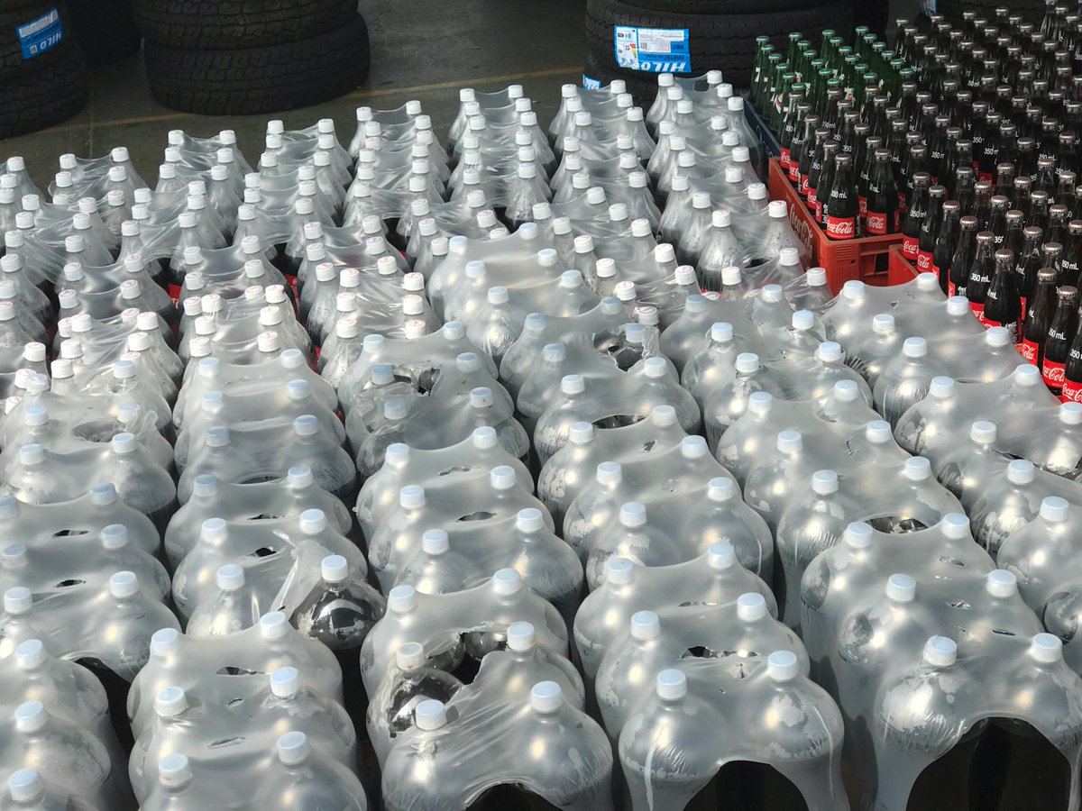 Omar_PrietoPSUV's tweet photo. Continuamos nuestra guerra sin cuartel contra las mafias que juegan con el bolsillo de los zulianos. En minutos, ofreceremos detalles de otro golpe que le dimos a los bachaqueros. Incautamos dos mil cauchos, alimentos y material estratégico en dos procedimientos. Pendientes! https://t.co/nXd8b8CuAO