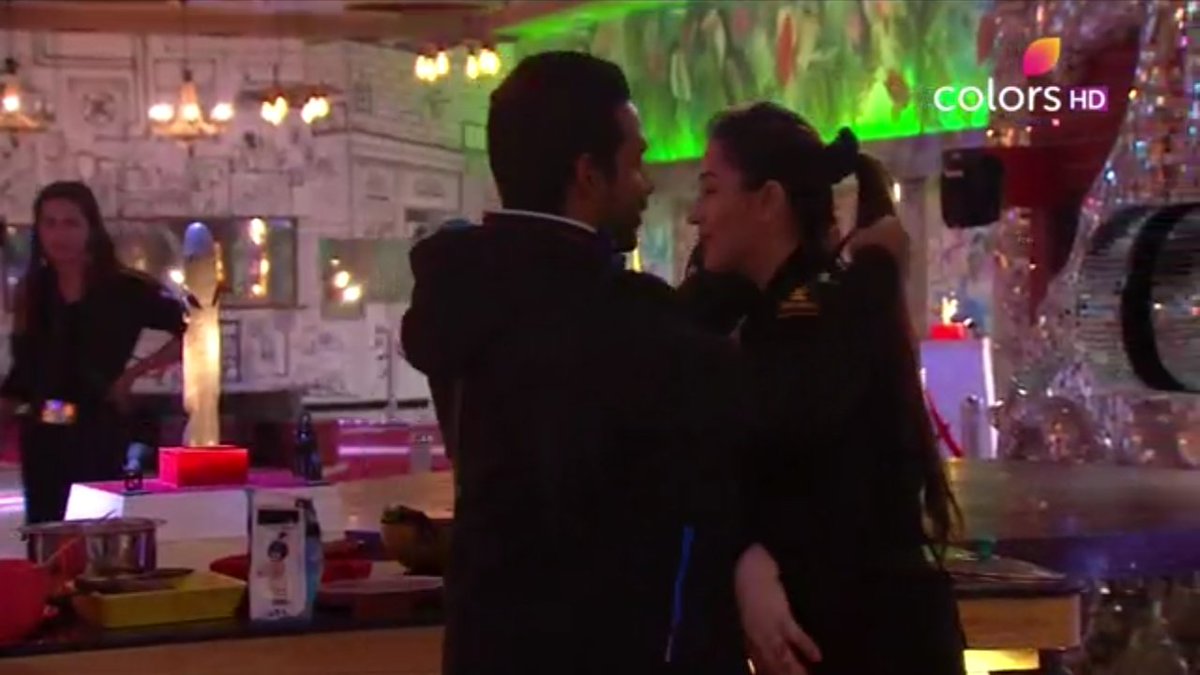 kumarankitsah's tweet photo. Galti to sb karte hai bt use realize kar ke maafi mangna badi bat hoti hai Today Puneesh earned more respect from the Bigg Boss Fans.
@BandgiK ,You've got a very good Guy never leave him. He knows how to maintain a relationship 😍😙😍😙 #BB11      #BiggBoss11 https://t.co/F0uyaAsxvG