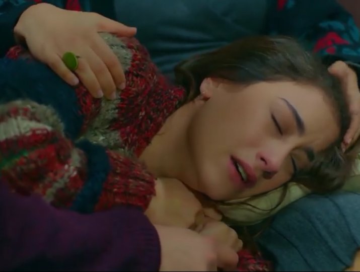 _BrncAnh's tweet photo. Es jueves de #BizimHikaye pero te informan que no transmitirán el 17.Bölüm😫 #HazBur #BarFi @HazalKaya110 @_denizburak @reha_ozcan #hazalkaya #burakdeniz @bizimhikayedizi @NuestraHist @hazcag_forever @Filiz_Elibol_Cl @filiz_y_baris_ @Filiz_CL @DakuMincinozlu @natijerezb @baris_NH https://t.co/g1muI2sS3m