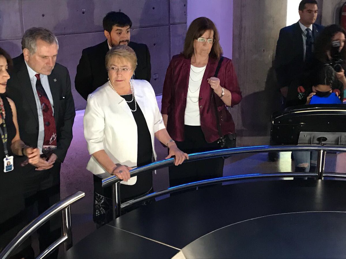 archivo20142018's tweet image. Ahora: Presidenta @mbachelet inaugura el "Túnel Universo", en el @MIM_museo, la mayor muestra interactiva sobre astronomía de América Latina.