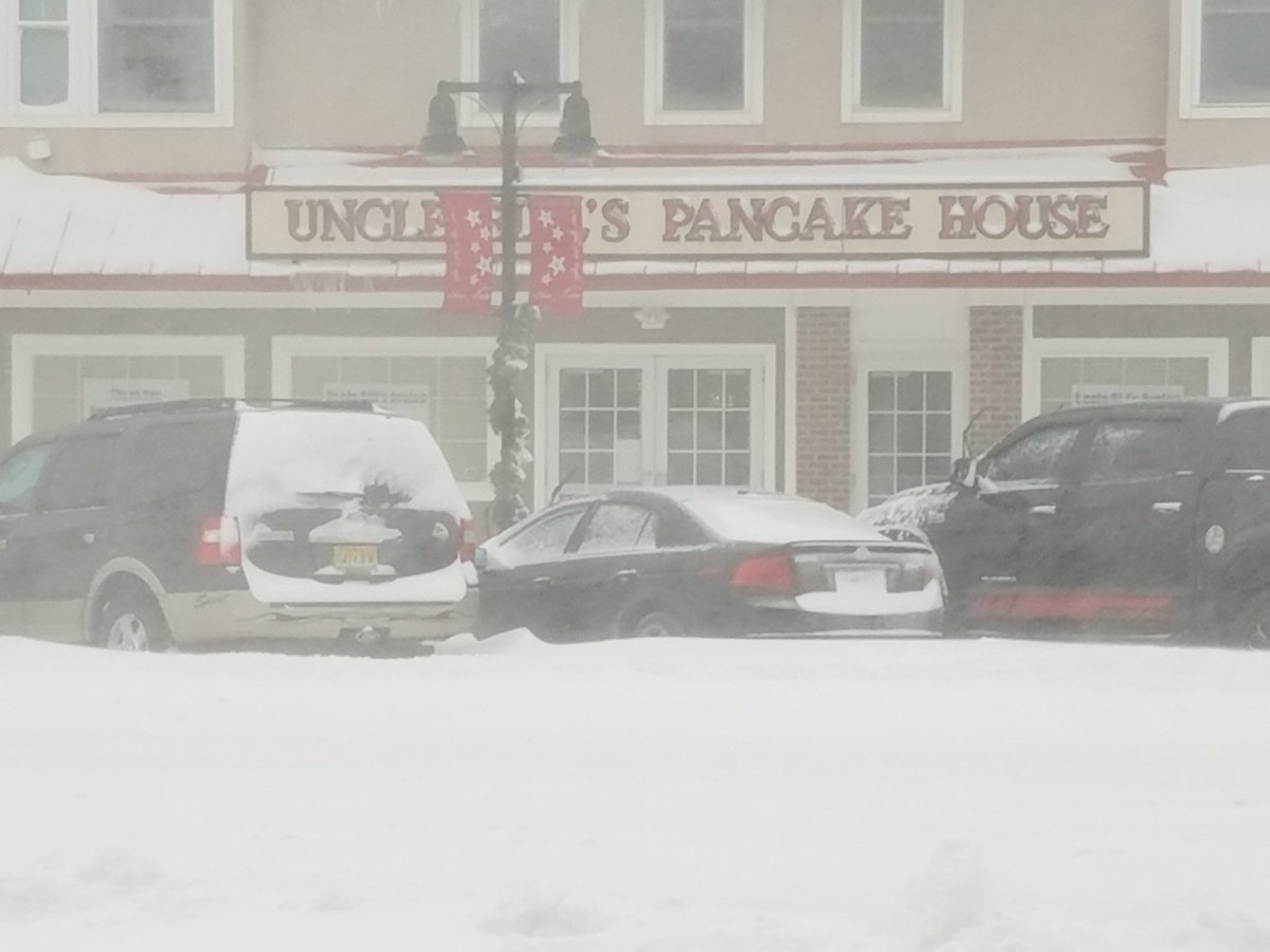 MyBetterAlerts's tweet photo. @chris_sowers 50 mph winds and high snow drifts on 96th street. Bars open. https://t.co/iunmhqoyH6