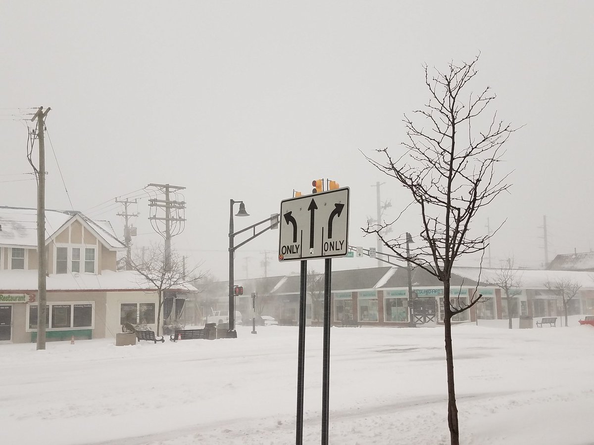 MyBetterAlerts's tweet photo. @chris_sowers 50 mph winds and high snow drifts on 96th street. Bars open. https://t.co/iunmhqoyH6