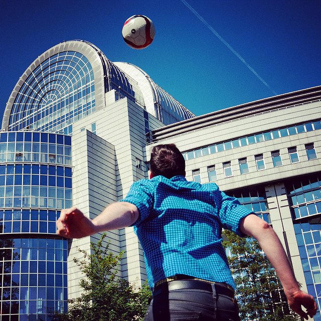 To celebrate 45 years since Ireland, Denmark, and the UK joined the EU (then the EEC) in 1973, let’s take a look back at the 1973 football match between the new and existing EU members that marked the occasion itself! More info (and winners) @  ow.ly/fyj830hmUJ4