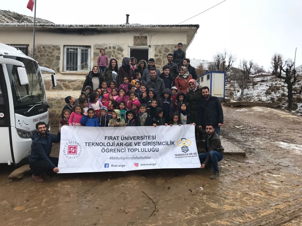 teknoloji_arge's tweet photo. Diyarbakır Çüngüş Elmadere İlköğretim Okulu'nda bulunan kardeşlerimize 3.Geleneksel Umudum Sensin Yardım Kahvaltımızdan toplanan yardımlar ile kışlık giyecek yardımında bulunduk.
@demirelb 
#futag
#teknoarge
#futagheryerde
#sosyalsorumluluk
#gönüllülük
#yardım
#diyarbakır
#elazığ https://t.co/WgYKLd7jRJ
