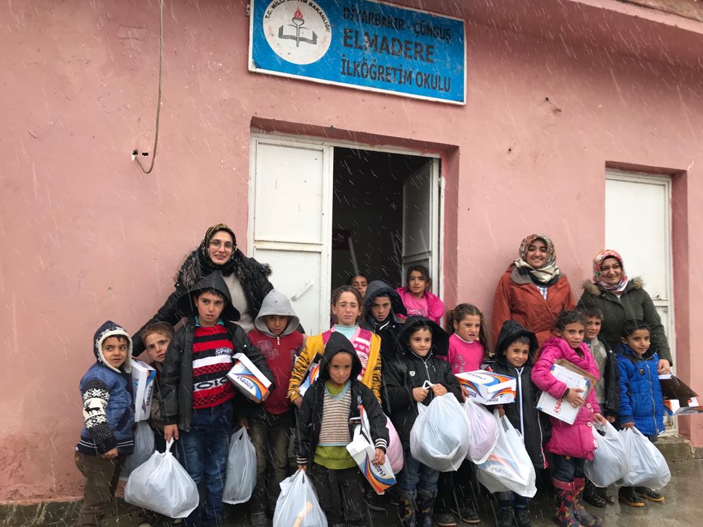 teknoloji_arge's tweet photo. Diyarbakır Çüngüş Elmadere İlköğretim Okulu'nda bulunan kardeşlerimize 3.Geleneksel Umudum Sensin Yardım Kahvaltımızdan toplanan yardımlar ile kışlık giyecek yardımında bulunduk.
@demirelb 
#futag
#teknoarge
#futagheryerde
#sosyalsorumluluk
#gönüllülük
#yardım
#diyarbakır
#elazığ https://t.co/WgYKLd7jRJ
