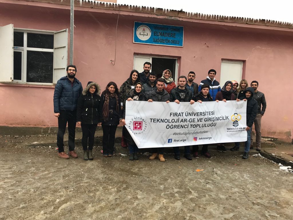 teknoloji_arge's tweet photo. Diyarbakır Çüngüş Elmadere İlköğretim Okulu'nda bulunan kardeşlerimize 3.Geleneksel Umudum Sensin Yardım Kahvaltımızdan toplanan yardımlar ile kışlık giyecek yardımında bulunduk.
@demirelb 
#futag
#teknoarge
#futagheryerde
#sosyalsorumluluk
#gönüllülük
#yardım
#diyarbakır
#elazığ https://t.co/WgYKLd7jRJ