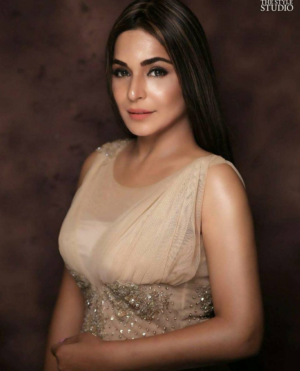 ShowbizAndNewz's tweet photo. @TheMeeraJee in her new avatar, given by none other than #EricSen at #JYtheStyleStudio https://t.co/gpE42UQZnl