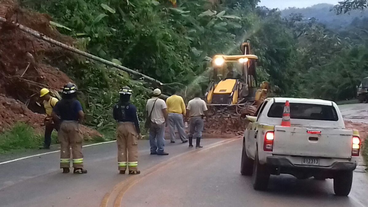 <a href="/Bomberosbocas/">Bomberos bocas</a> atendio situaciòn por deslizamiento de tierra, en el sector conocido como el Caracol, carretera Almirante -Changuinola, <a href="/MOPdePanama/">MOPdePanama</a> remueve la tierra y se procede a lavar la Vía.