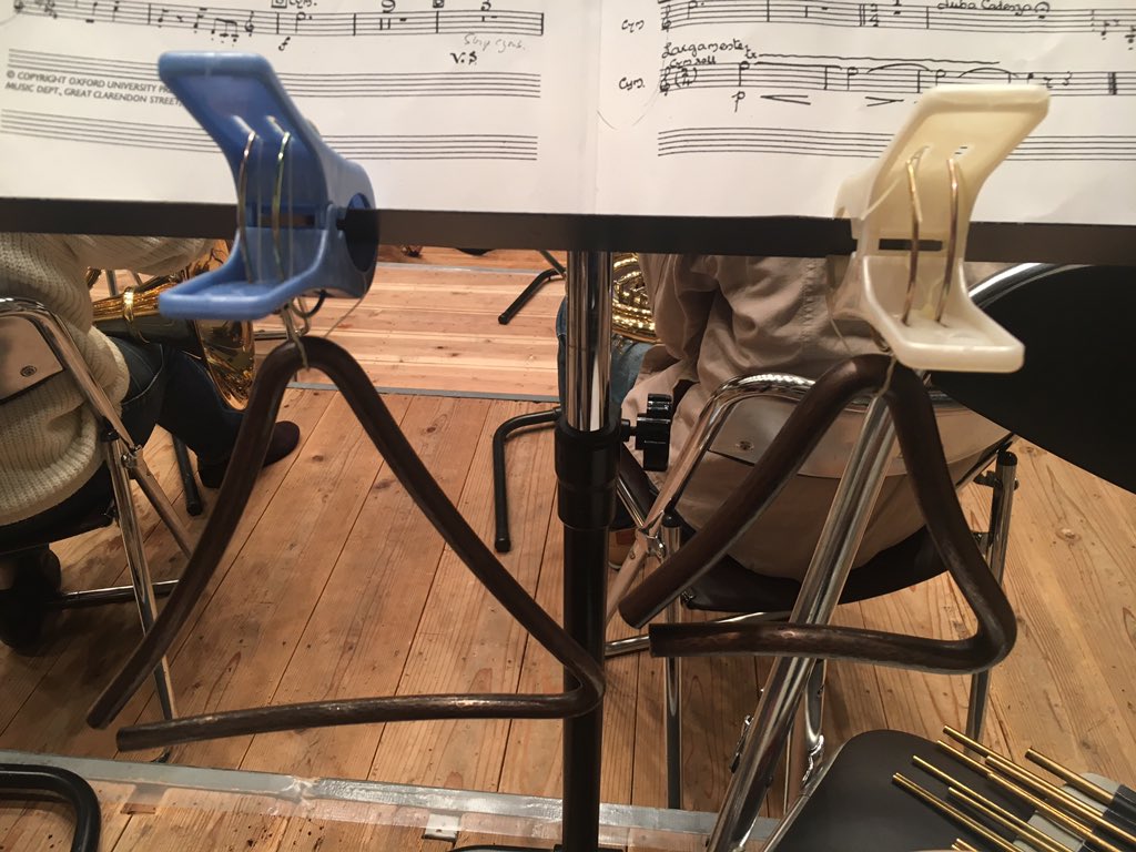 5_111's tweet photo. 今日のホールリハで、購入した北山トライアングルを使用。

1/6の吹田市交響楽団の演奏会で北山トライアングルを使用します。
21cm×11mm(画像左)をエルガー／コケイン序曲
15cm×13mm(画像右)をヴォーン・ウィリアムズ／チューバ協奏曲
と使い分ける予定。 https://t.co/CPmzWIjCqN