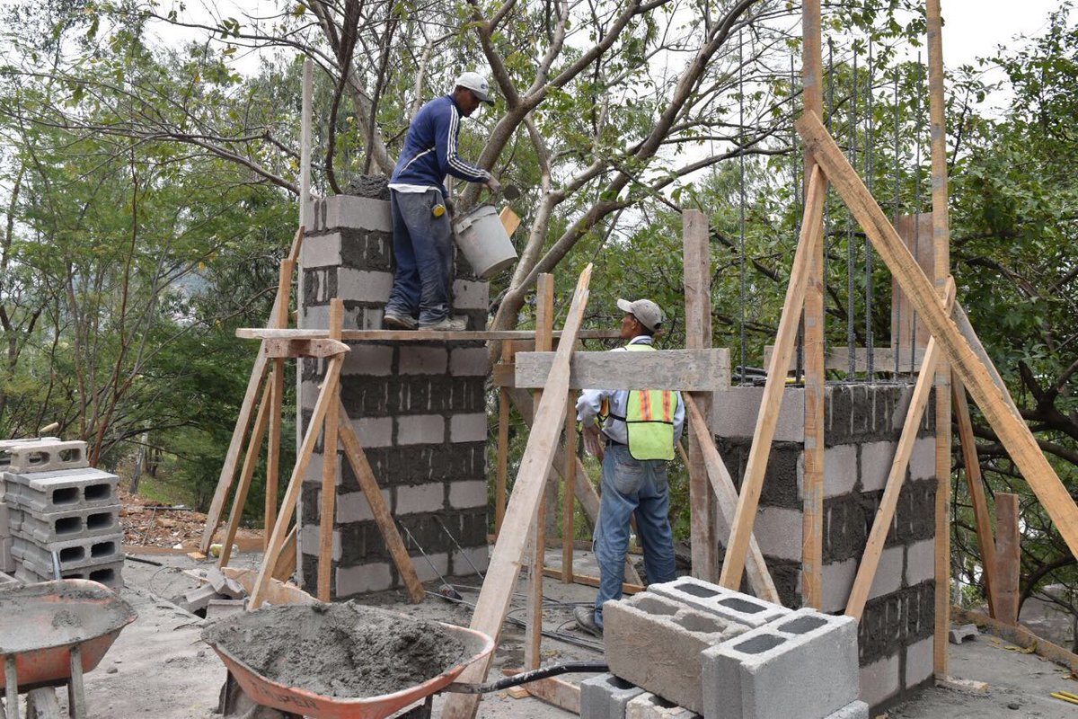 JuanOrlandoH's tweet photo. Creando espacios de sana convivencia y que contribuyan a la prevención de la violencia, continuamos la construcción del Parque para una #VidaMejor en el Cerro Juana Laínez; juegos, senderos, pistas y mucho más! https://t.co/LdlWnS5quL