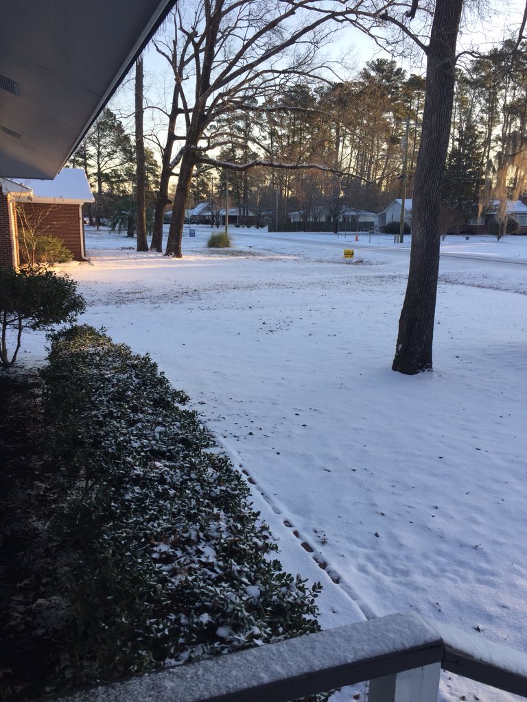 Coach_Hicks51's tweet photo. Snow in Conway this morning! #HorryCountyIsShutDown #WhatIsThis #ExtendedWinterBreak #JaneDogHicksLovesSnow https://t.co/lVrBQDDig0