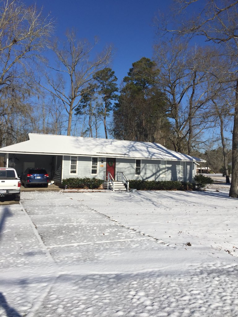 Coach_Hicks51's tweet photo. Snow in Conway this morning! #HorryCountyIsShutDown #WhatIsThis #ExtendedWinterBreak #JaneDogHicksLovesSnow https://t.co/lVrBQDDig0