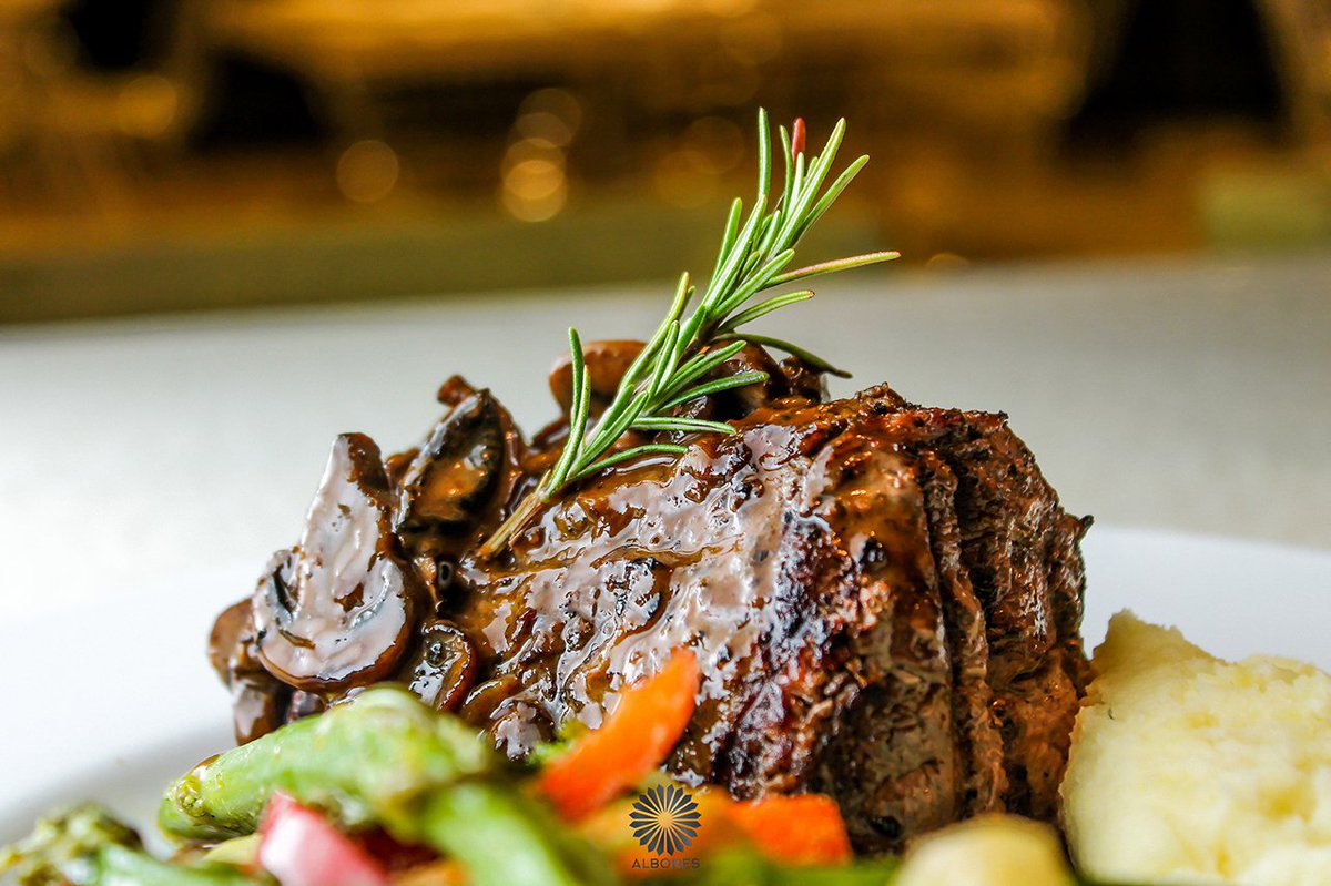 Te presentamos nuestro lomito en salsa de champiñones. Pídelo al termino que prefieras, acompañado de puré de papas y ensalada.