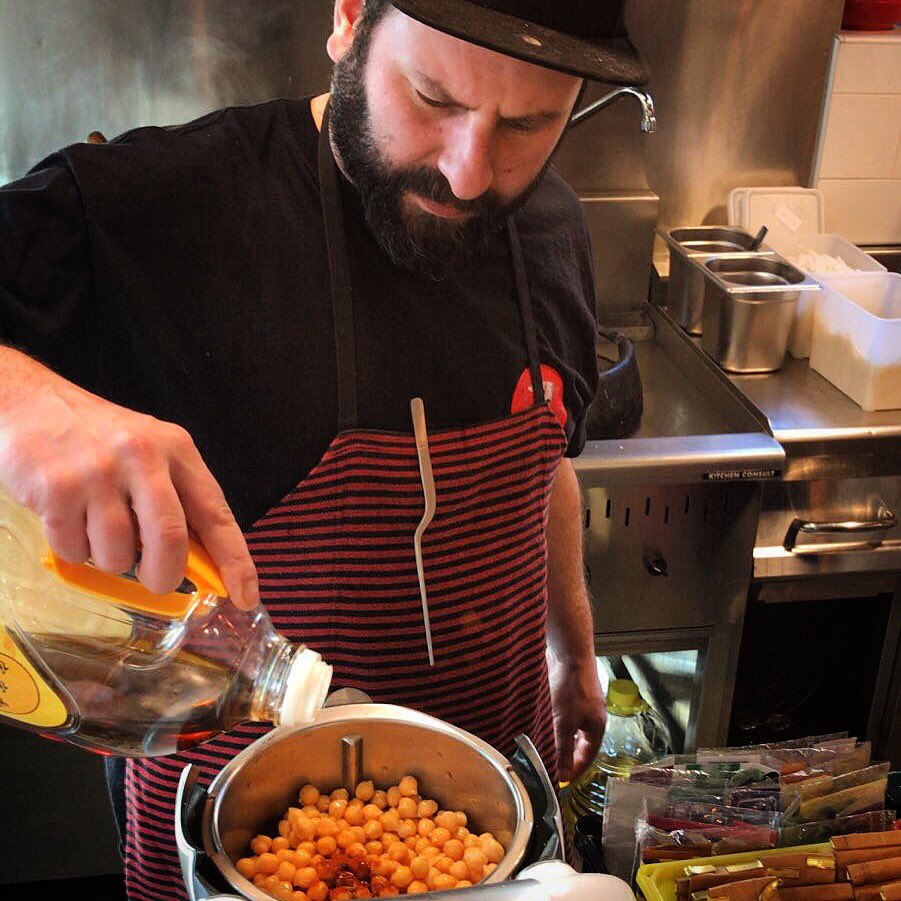 derzubar's tweet photo. ¡Hemos vuelto y abrimos todos los días! #herewecome #comeback #abrimostodoslosdias #sevendays #weekly #weeklyopening #nonstop #garbanzos #cheakpeas #legumes #ventepaaca #kungfood #madridfood https://t.co/lDxKNFUXve