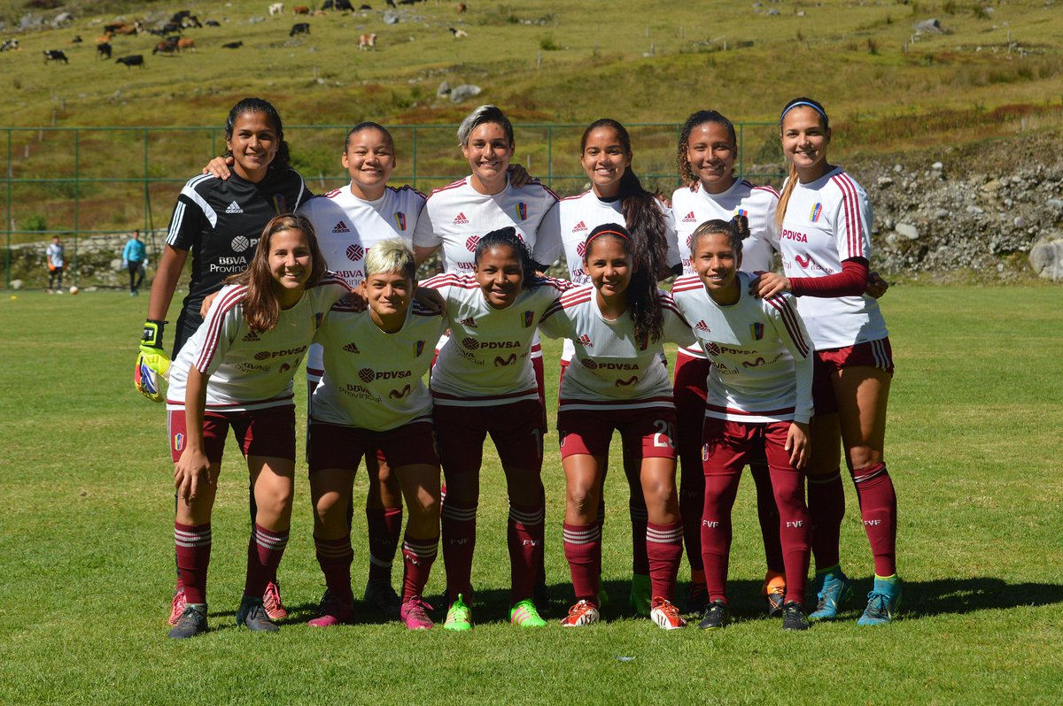 mindeporte_ve's tweet photo. Este sábado #6Ene nuestras campeonas de la vinotinto Sub20 serán abanderadas por el Min @pinfantea luego de la tradicional Misa del Deporte #GrandeVzla https://t.co/f1w8yovRvb