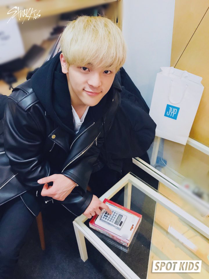 Stray_Kids's tweet photo. [SPOT KIDS]
새해맞이 Stray Kids 랜덤 선물 인증샷 !

Stray Kids는 각자 무엇을 받았을까?
지금 바로 확인하러 GO!

#방찬 #김우진 #이민호

#StrayKids #스트레이키즈
#SPOTKIDS #스팟키즈 https://t.co/o2YGdHLw5m