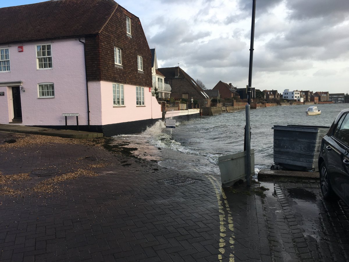 CCLettings's tweet image. It's a stormy day in #Emsworth today! Watch out for flooding and high winds. #storm #windy #floods #January #CCLettings