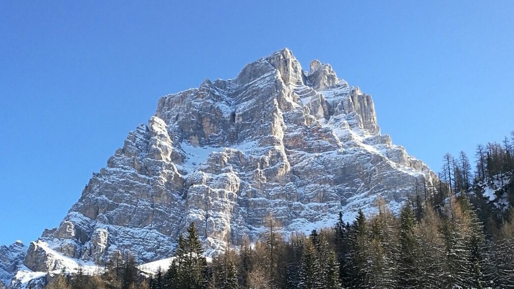 andciprian's tweet photo. Tra @valdizoldo e @valfiorentina il passo Staulanza. Il Pelmo domina.

@DolomitiReview @TurismoVeneto @AllegheFunivie @DolomitSuperski #montagna #sci #4gennaio #4matictour #neve #Snow #snowday #Dolomiti #snowboard https://t.co/4gQfJrWj3N