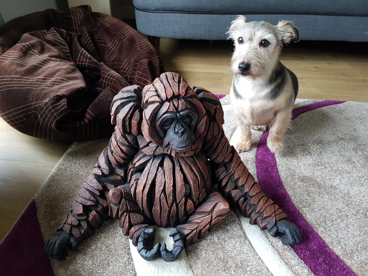 SarahEliz194's tweet photo. Got my first bit of art today as a memorial to my mum. Soon as we got it home the dog had to pose with it 😂 #MattBuckley #EdgeSculptures https://t.co/CUbsMP9G4D