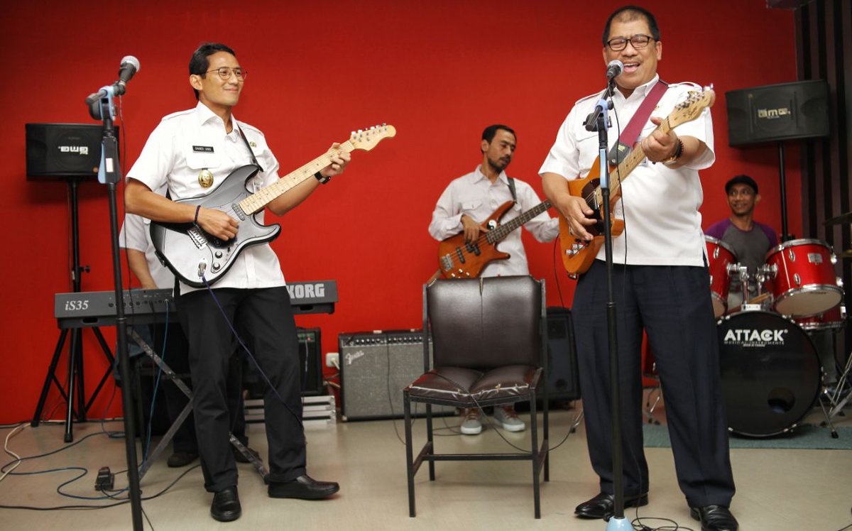 sandiuno's tweet photo. Kemarin setelah pertemuan rapat dengan kepala Badan Kepegawaian Daerah (BKD), bersama Pak Agus Suradika. Saya diajak beliau untuk masuk kesalah satu ruangan, ternyata disana ada studio band kecil yang biasa dimainkan selesai jam bekerja pada hari-hari tertentu. https://t.co/cTmTDU3PW4