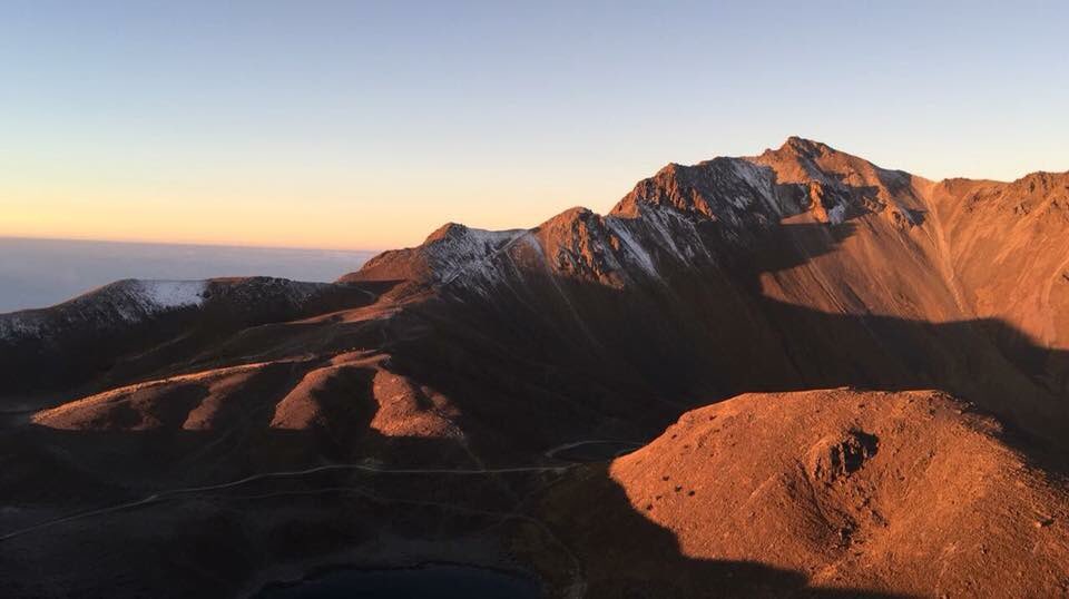TolucalaBellaCd's tweet photo. En estos momentos el Nevado de Toluca (Xinantecatl) NO tiene nieve, SÍ puedes subir, si el clima se complica se impedirá el paso, no mascotas, no sustraigas plantas o animales, NO tires basura y recoge la q encuentres, No alcohol, cigarro o alguna otra droga. Foto de Selene Omar https://t.co/V5dMUfcnOl
