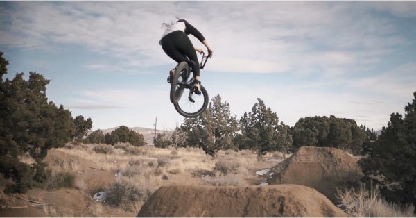 .<a href="/perrisbenegas/">Perris Benegas</a> catching some laps at the Sun Valley, Nevada’s Biggest Little Bike Park for her new sponsor <a href="/Rad_Thief/">Rad Thief</a>!
canyoudigitbmx.com/perris-benegas…