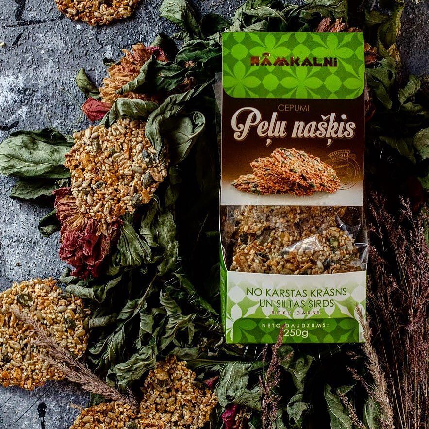 No karstas krāsns un siltas sirds. Rāmkalnu cepumus veikalu plauktos meklē jaunos iepakojumos. #ramkalnugardumi #omescepumi #gardi ift.tt/2Aq5jPC