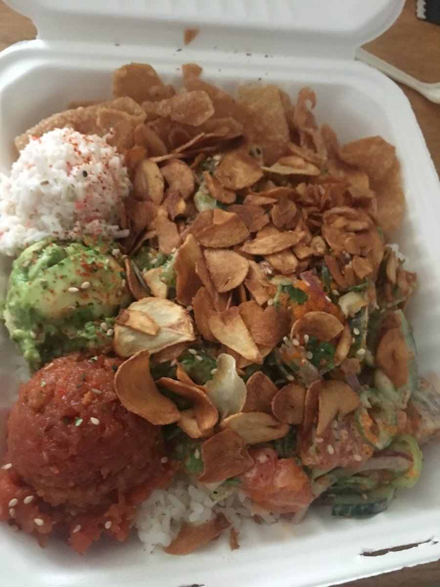 Best poke in #LA hellllo garlic chips. 😍💯 <a href="/8oz_poke/">8oz Poke ShermanOaks</a>