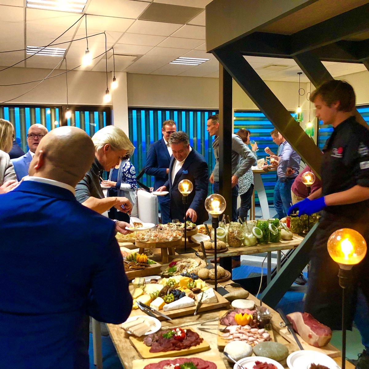 RestaurantFox's tweet photo. Fox levert feestbeleving op maat… Op bijna elke locatie! https://t.co/nyBDqAloNH #restaurantfox #catering #cateringTwente #foodtruck #foodtruckTwente #bedrijfsfeest #feest #food #foodie https://t.co/zdI9gmysf3