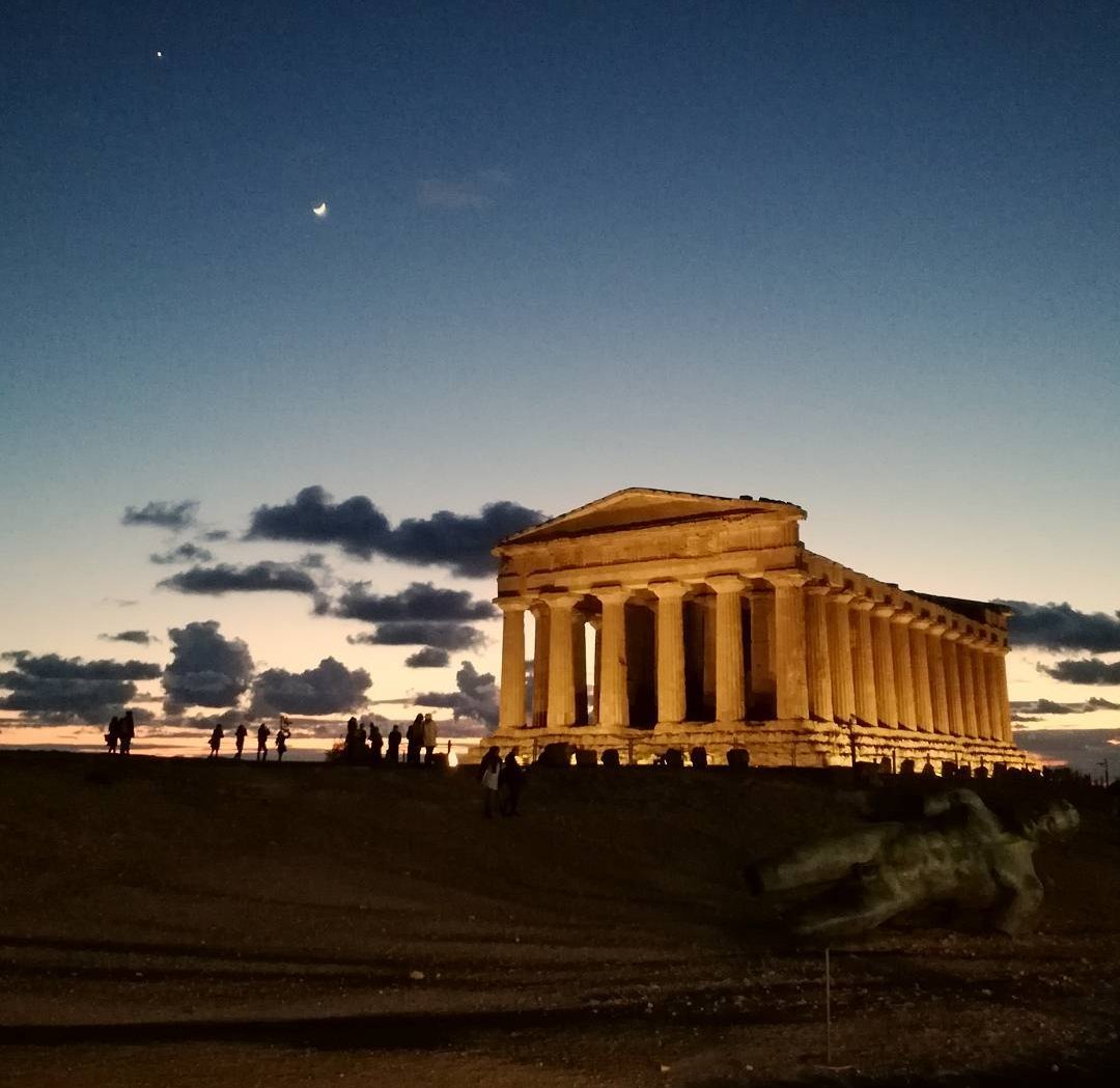 Italia's tweet photo. La Valle dei Templi ad Agrigento, una delle #Meraviglie UNESCO d'Italia da scoprire stasera con @albertoangela 
https://t.co/AyUu12HK4h

An exciting journey into the past: The Valley of the Temples in #Sicily
https://t.co/UypzjASvzJ

#53wonders #IlikeItaly
📷 IG fabiolamercadante https://t.co/dqV3HsVkJR