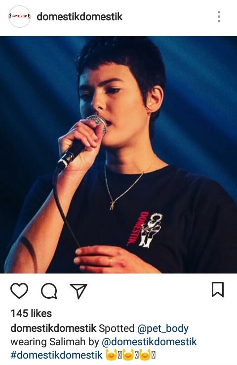 hariluyeah's tweet photo. @LaeEnrich @LuthfiNadia_ Sori nimbrung kek. Kalo menurut gue bisa2 aja krn udah umum juga sbh brand repost public figure yg pake brand dia. Cm mungkin captionnya dibikin "John Doe spotted with our blablabla t-shirt". Contoh : https://t.co/GLbOrDNWQk