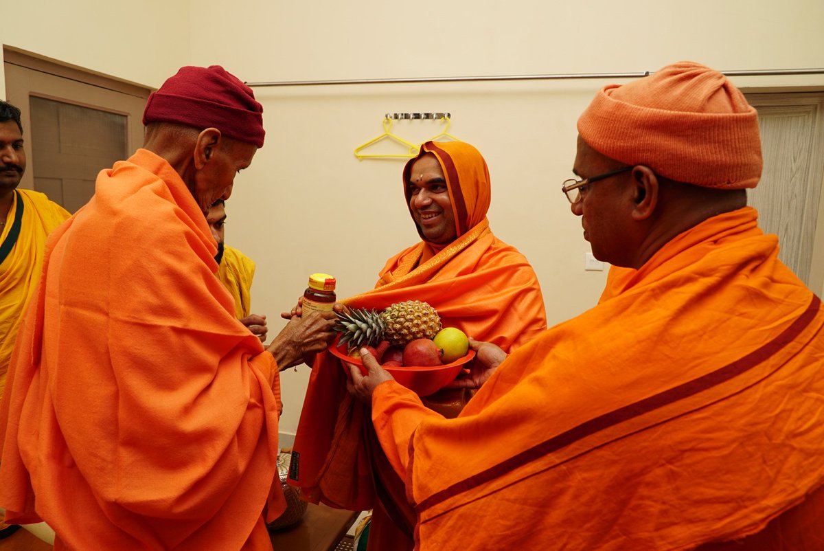 SriSamsthana's tweet photo. @Kamadugha_SRPM @GouParivara @ShankaraPeetha @Shankaracarya36 @hareraama @GouKinkara ಕೊಡಗಿನ #ಅಭಯಗೋಯಾತ್ರೆ ಯಲ್ಲೊಂದು ಅಪೂರ್ವ ಲಾಭ!

"ಬದುಕಲು ಕಲಿಯಿರಿ" ಗ್ರಂಥದ ಮೂಲಕ ಎಳವೆಯಲ್ಲಿಯೇ ನಮಗೆ ಪ್ರೇರಣೆಯಿತ್ತ ಸ್ವಾಮಿ ಜಗದಾತ್ಮಾನಂದರೊಂದಿಗೆ ಸ್ಮರಣೀಯ ಸಮಾಗಮ! https://t.co/OTDVxHVXHC