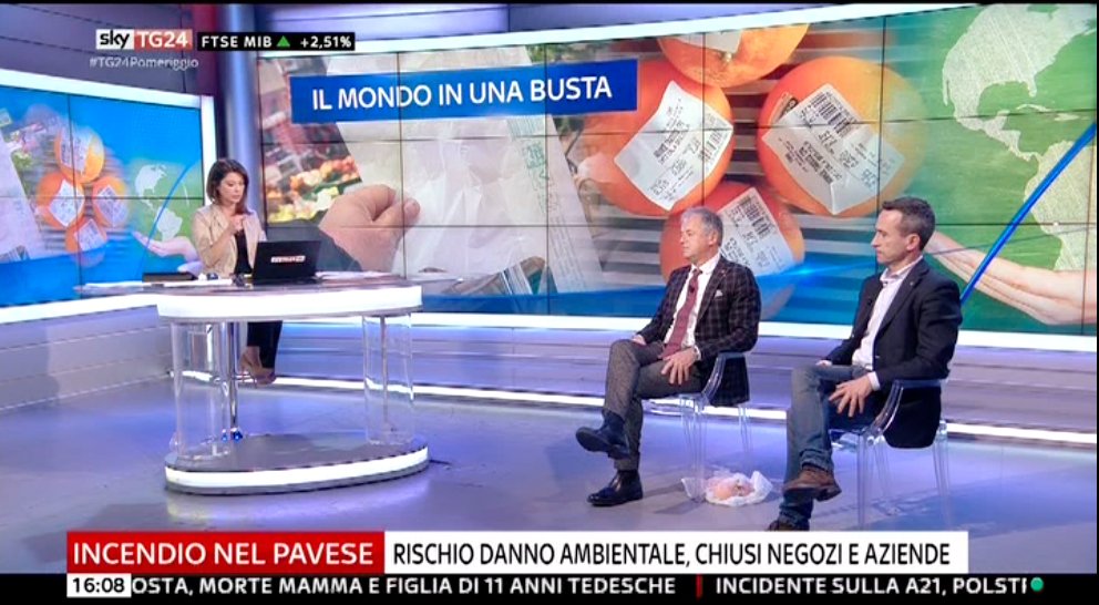 Legambiente's tweet photo. .@StefanoCiafani @SkyTG24 su #sacchettibiodegradabili: norma sacrosanta finita però nel tritacarne mediatico per alcuni errori imperdonabili commessi dal #Governo. Urge circolare interpretativa dei @minambienteIT @MinisteroSalute per prevedere alternative come le retine https://t.co/9RncLgqjbr