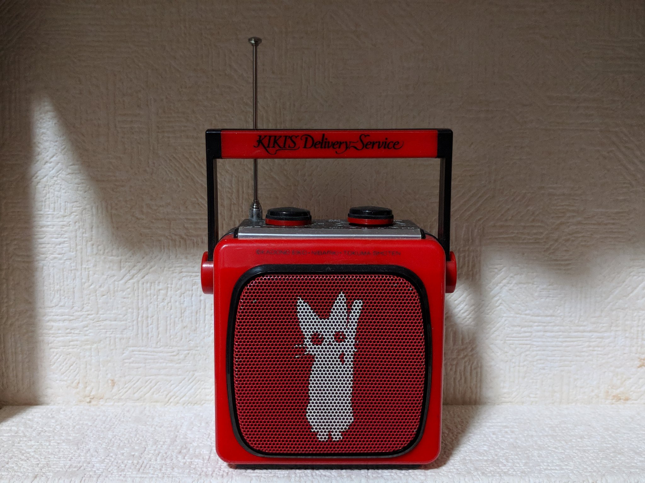 くろすけ 魔女の宅急便 ラジオ 劇中でも登場した印象的なお父さんの赤いラジオ 劇中のデザインとは違いますが いちおう赤い所だけは継承しとります 笑 徳間コミュニケーションズ製でamとfmの切り替え可能なまだまだうちでも現役な ラジオです 魔女の