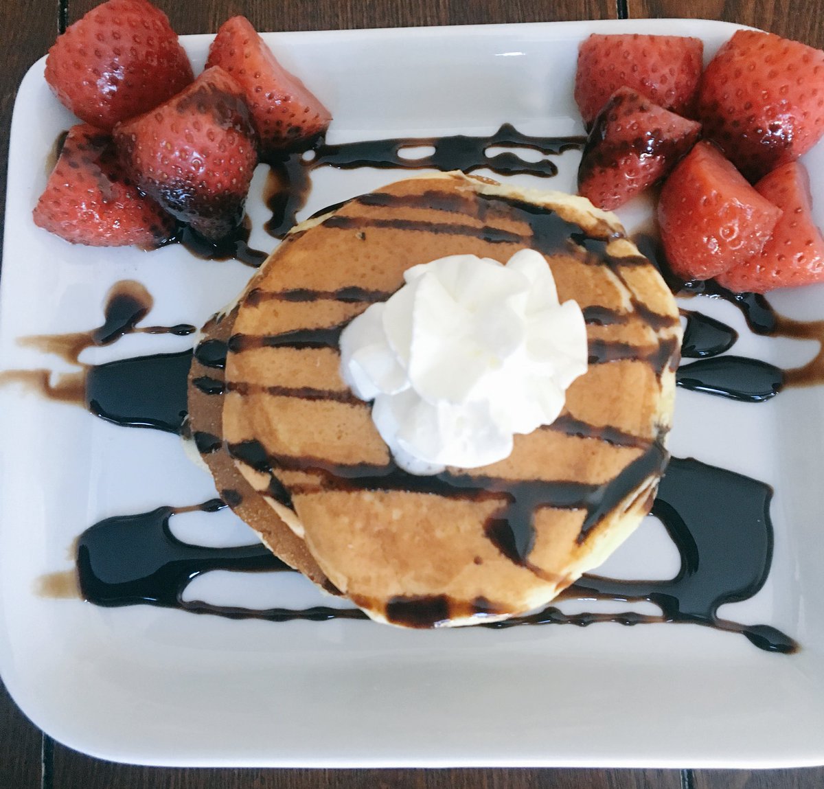 PlatesClean's tweet photo. Today’s #breakfast #pancakes with strawberries and chocolate syrup https://t.co/BPfyvLuORo