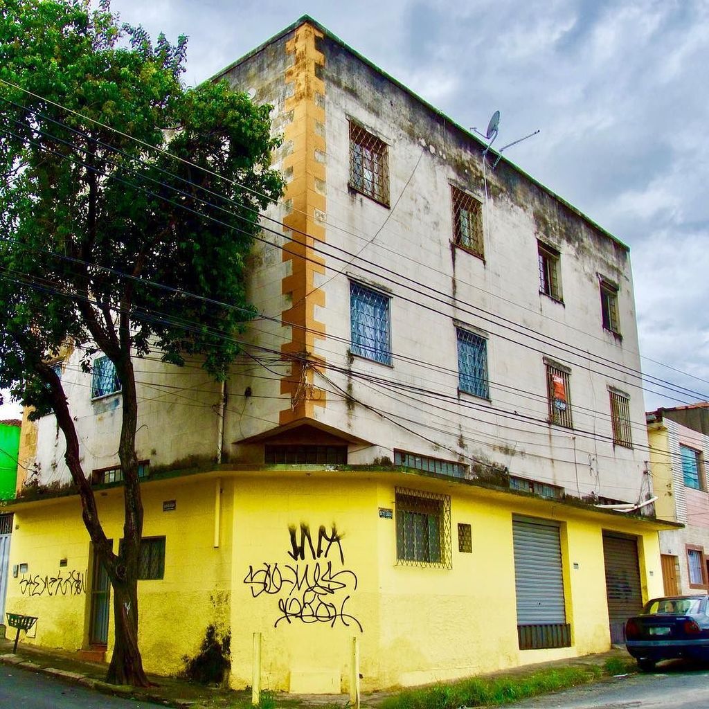 casasdalagoinha's tweet photo. Rua Sete Lagoas com Rua Mariana, ao lado do Cemitério do Bonfim. Imagina a vista dos apartamentos desse prédio?Foto #229.
#archdaily #archdailybr #archgram #architecture #arquitetura #art #beautiful #belohorizonte #casasdebh #casaantiga #casasecasarios … https://t.co/lri67DCKed https://t.co/sXHtAa3oFG