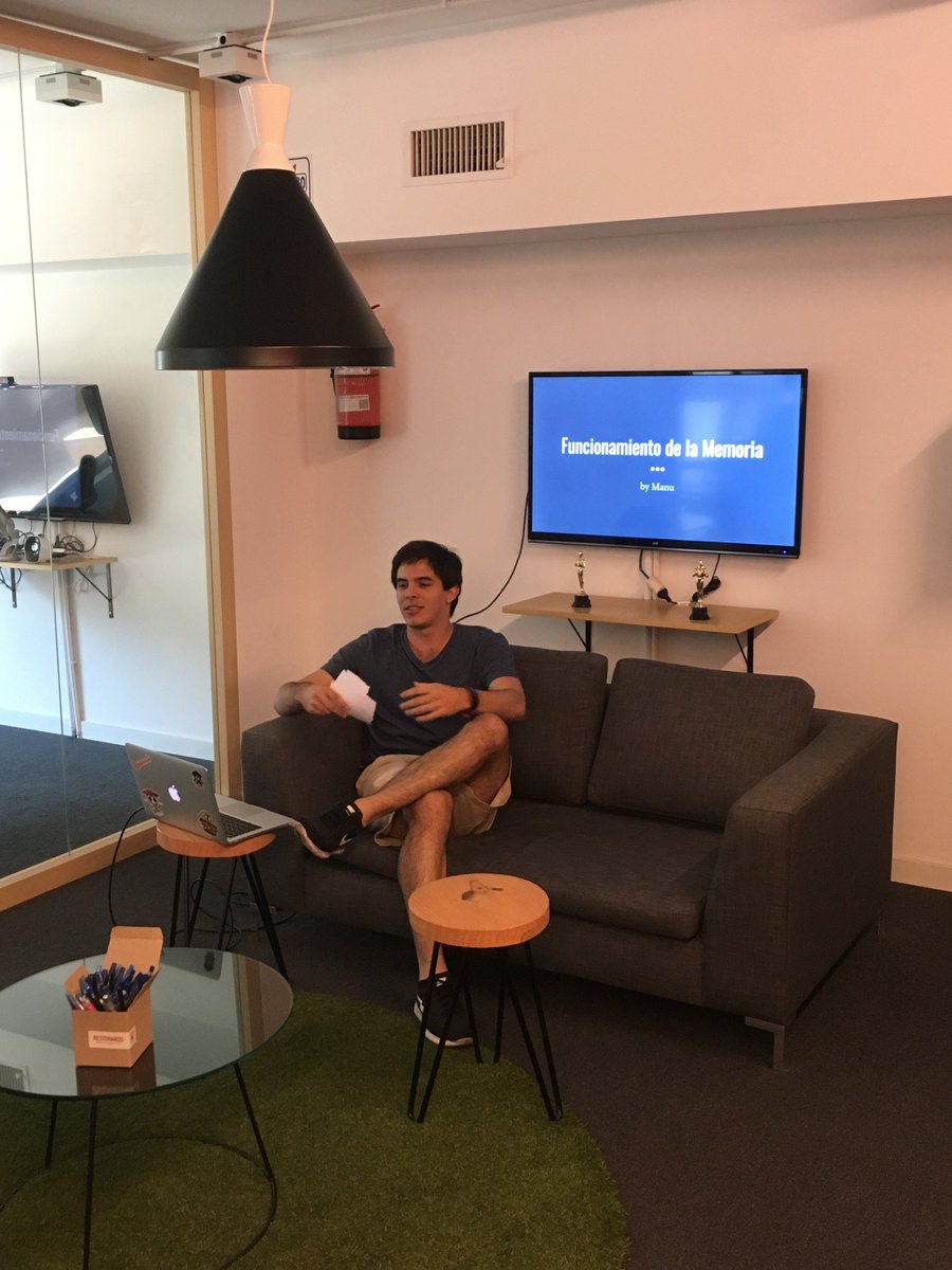 RestorandoEng's tweet photo. En la #LightningTalk⚡️de hoy, #Manu nos cuenta sobre el funcionamiento de la memoria y un método para mejorarla. 😱🤓👏🏽 https://t.co/ILY0PdmDN2