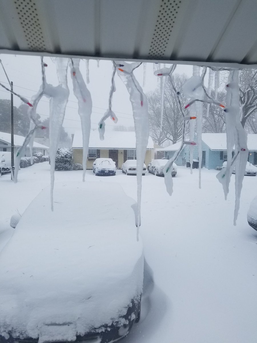 StephaGood's tweet image. Thank you @CommandBrand. If u want to know if outdoor Command strips work.... the answer is YES!  There is so much weight all the down the front of the house,  wind blowing,  and it's 20 degrees.  #impressed