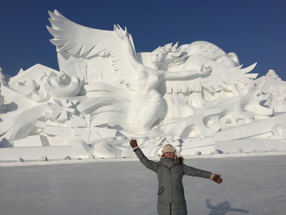 Amylouward10's tweet photo. Today’s activities in -20 degrees included a snow fun park on a frozen river, a snow sculpture competition and a village completely made out of ice lit up😍❄️! #Harbin #NorthChina #MyEyelashesFroze #ColdBurn https://t.co/P1opSjqmzM