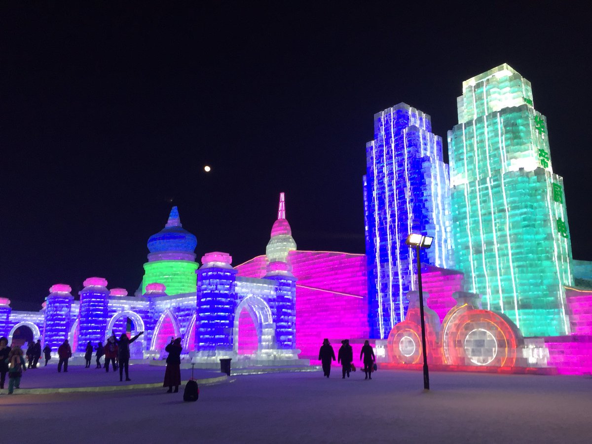 Amylouward10's tweet photo. Today’s activities in -20 degrees included a snow fun park on a frozen river, a snow sculpture competition and a village completely made out of ice lit up😍❄️! #Harbin #NorthChina #MyEyelashesFroze #ColdBurn https://t.co/P1opSjqmzM