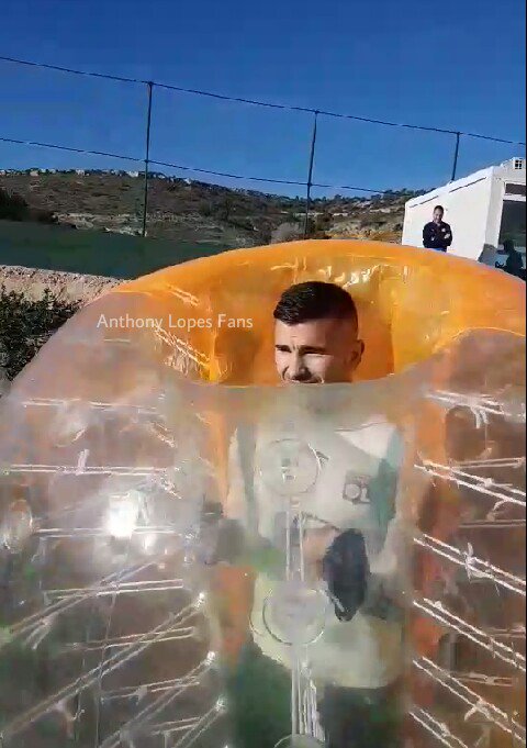 AnthoLopesFans's tweet photo. Beaucoup de joie et de fous rires lors de la séance de bubble-foot ce matin, qui vient clôturer le stage en Espagne. 😄🔴🔵
#AnthonyLopesFans #TeamOL #TeamLopes https://t.co/lYaeWUxa3B