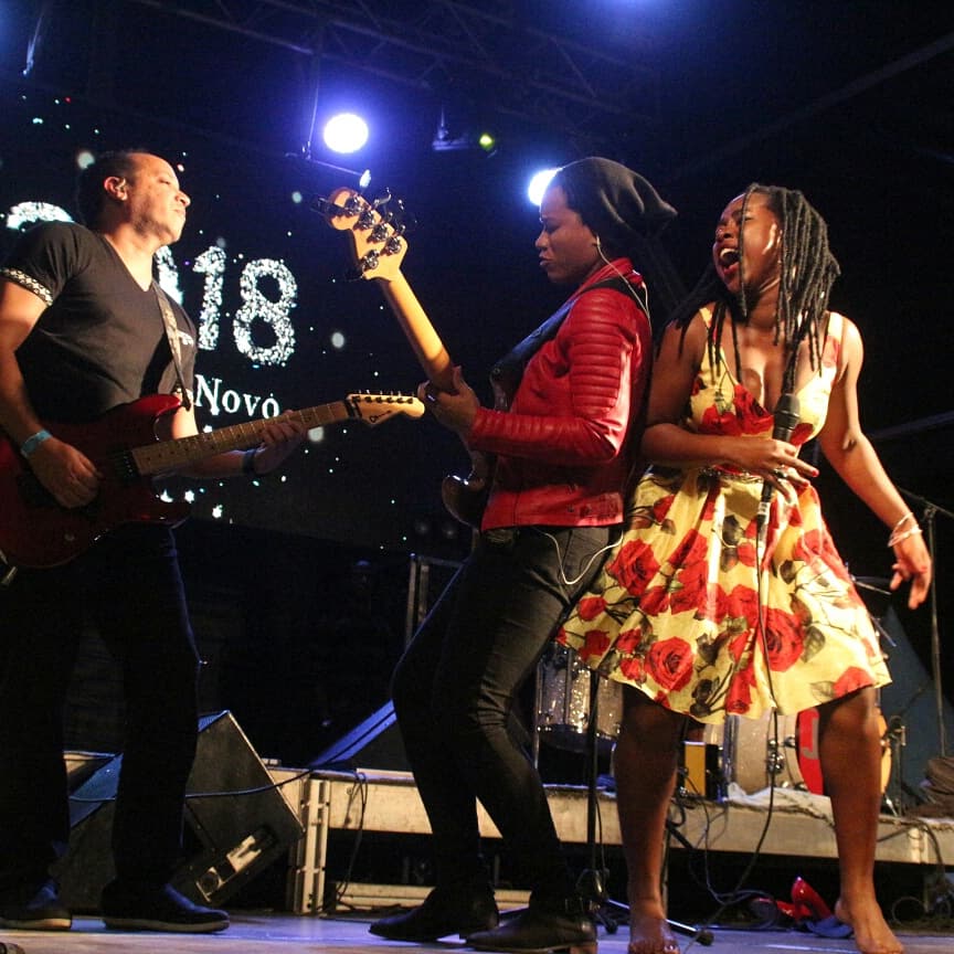 AgendaCv's tweet photo. Show de Virada de Ano, na praia de Kebra Kanela #reveillon #HappyNewYear https://t.co/rpvsiXYvkC