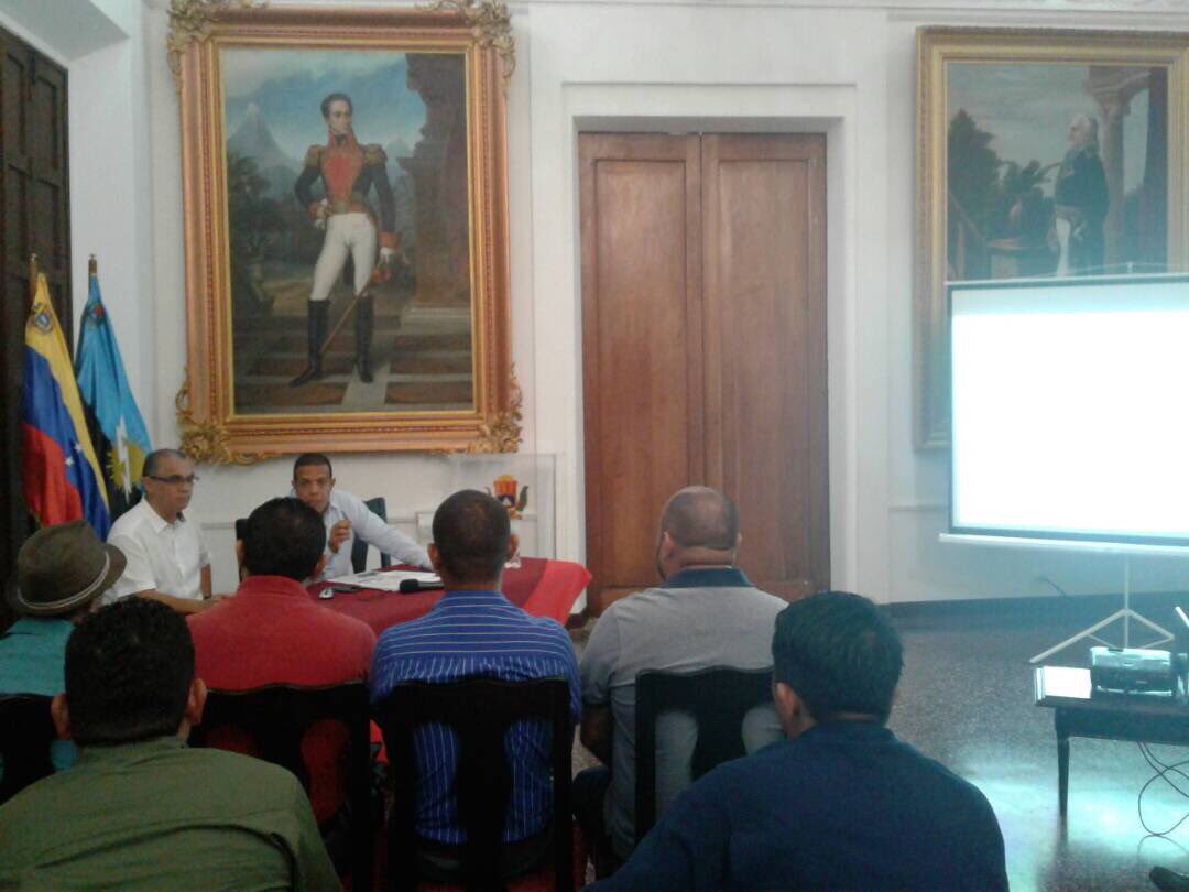 Omar_PrietoPSUV's tweet photo. Recibimos en el Palacio de Gobierno al Viceministro Ecosocialista de Desechos y Residuos, Ing. Jesús Castillo, para planificar acciones en conjunto con el Gobierno Nacional, regional y municipal.   1/2 https://t.co/OgBJEYn5P0