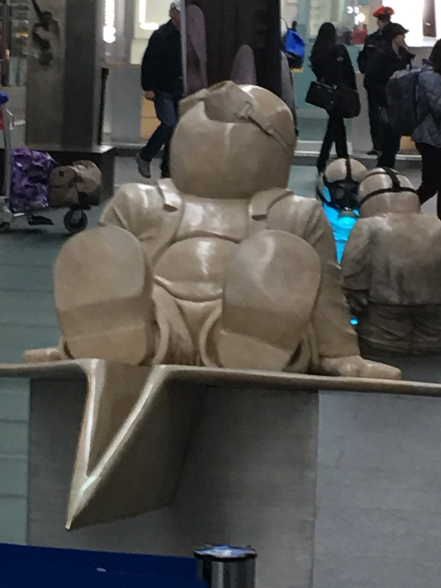 Soy gran admirador de Rodrigo de la Sierra y fan de #timo. Quien pase por la terminal 2 del aeropuerto de la ciudad, vale la pena dedique unos minutos a ver su exposición de “Los Viajeros”.